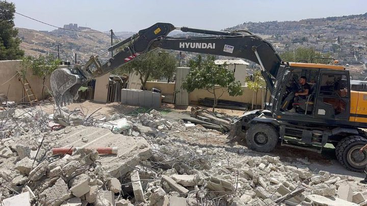 الاحتلال يجبر عائلة مقدسية على هدم منزلها في العيسوية