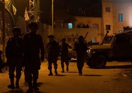 الاحتلال يعتقل مواطنا من مخيم بلاطة