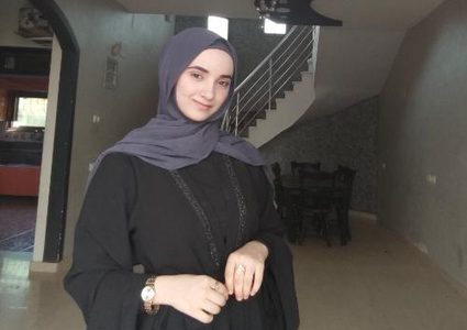 استشهد والدها وأظلمت الدنيا ..