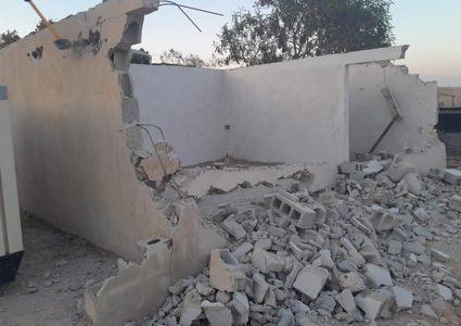 الاحتلال يجبر مواطنين في عرب المليحات على هدم غرفة للطاقة الشمسية