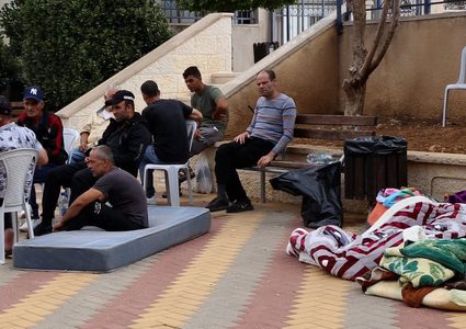 عالقون بين شطري الوطن: عمال غزة في الضفة يواجهون معاناة قاسية