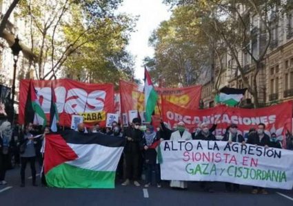 نشطاء يتظاهرون أمام حفل للحزب الديمقراطي في شيكاغو لوقف إطلاق النار في غزة