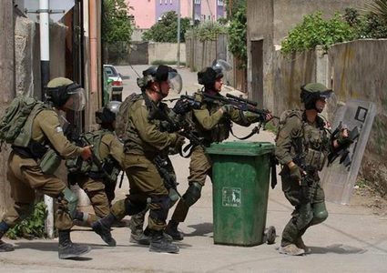 الاحتلال يصيب 4 شبان ويعتقل آخر خلال اقتحام البلدة القديمة من مدينة نابلس