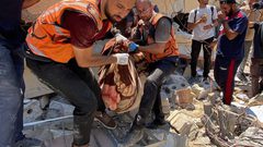 انتشال شهداء وجرحى بعد قصف الاحتلال مدرسة تؤوي نازحين في حي الرمال وسط مدينة غزة