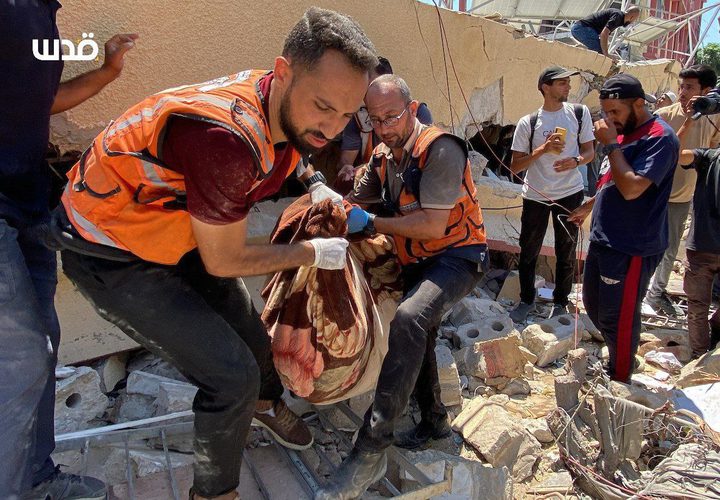 انتشال شهداء وجرحى بعد قصف الاحتلال مدرسة تؤوي نازحين في حي الرمال وسط مدينة غزة