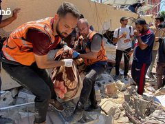 انتشال شهداء وجرحى بعد قصف الاحتلال مدرسة تؤوي نازحين في حي الرمال وسط مدينة غزة