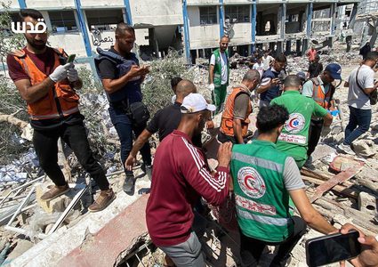 انتشال شهداء وجرحى بعد قصف الاحتلال مدرسة تؤوي نازحين في حي الرمال وسط مدينة غزة