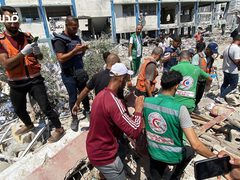 انتشال شهداء وجرحى بعد قصف الاحتلال مدرسة تؤوي نازحين في حي الرمال وسط مدينة غزة