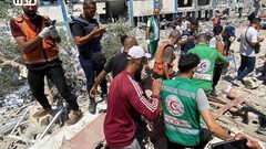 انتشال شهداء وجرحى بعد قصف الاحتلال مدرسة تؤوي نازحين في حي الرمال وسط مدينة غزة