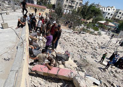 انتشال شهداء وجرحى بعد قصف الاحتلال مدرسة تؤوي نازحين في حي الرمال وسط مدينة غزة