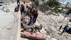 انتشال شهداء وجرحى بعد قصف الاحتلال مدرسة تؤوي نازحين في حي الرمال وسط مدينة غزة