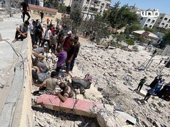 انتشال شهداء وجرحى بعد قصف الاحتلال مدرسة تؤوي نازحين في حي الرمال وسط مدينة غزة