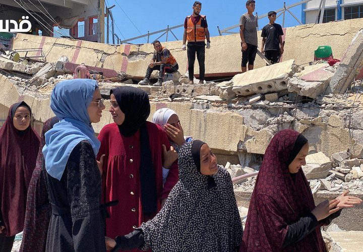 انتشال شهداء وجرحى بعد قصف الاحتلال مدرسة تؤوي نازحين في حي الرمال وسط مدينة غزة