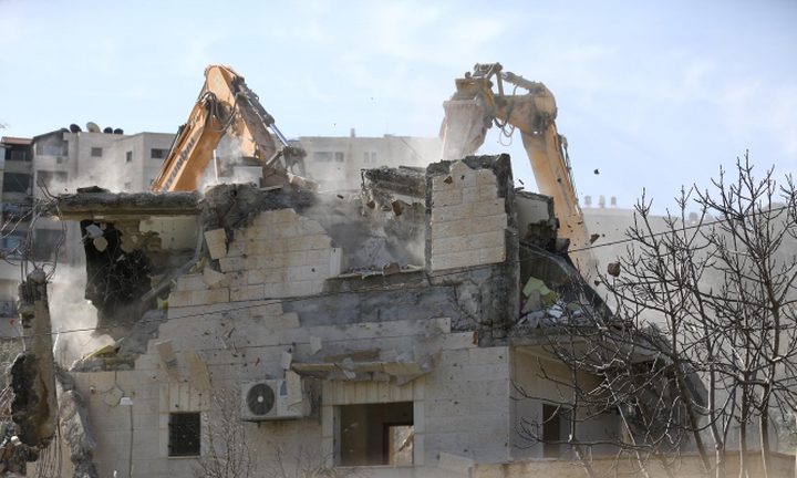 الاحتلال يهدم منزلا ومحلا تجاريا في حي وادي الجوز بالقدس