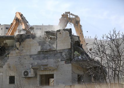 الاحتلال يهدم منزلا ومحلا تجاريا في حي وادي الجوز بالقدس
