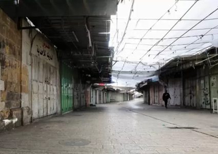 الإضراب الشامل يعم بلدة دورا في الخليل حدادا على روح الشهيد محمود الحروب