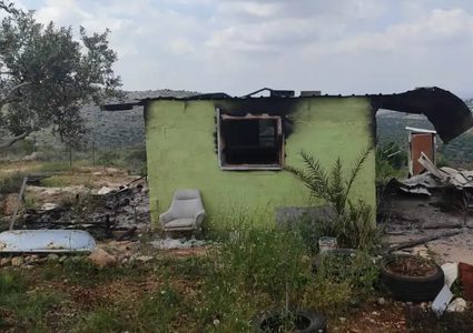 مستوطنون يحرقون بيتا زراعيا وبركسا في الزاوية غرب سلفيت