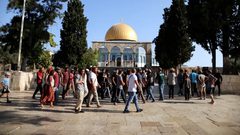 مستوطنون يقتحمون باحات المسجد الأقصى