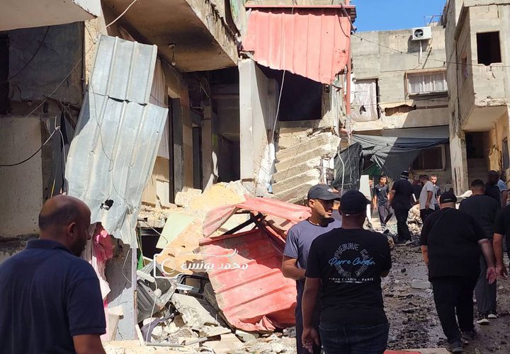 فلسطينيون يتفقدون الدمار الذي خلفه جيش الاحتلال في البنية التحتية في طولكرم