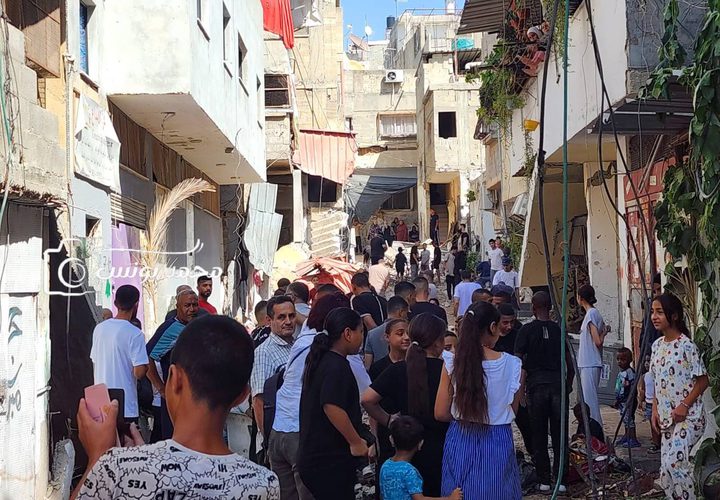 فلسطينيون يتفقدون الدمار الذي خلفه جيش الاحتلال في البنية التحتية في طولكرم