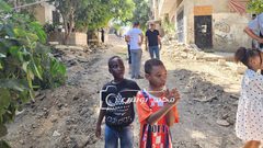 فلسطينيون يتفقدون الدمار الذي خلفه جيش الاحتلال في البنية التحتية في طولكرم