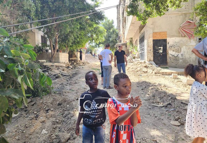 فلسطينيون يتفقدون الدمار الذي خلفه جيش الاحتلال في البنية التحتية في طولكرم