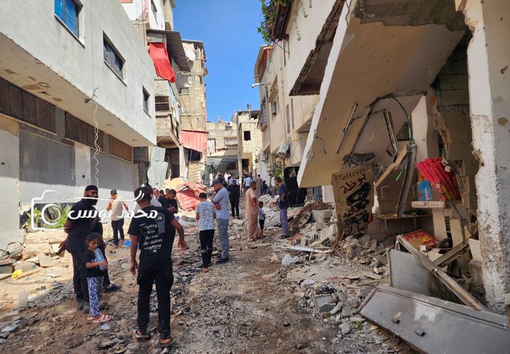 فلسطينيون يتفقدون الدمار الذي خلفه جيش الاحتلال في البنية التحتية في طولكرم