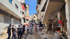 فلسطينيون يتفقدون الدمار الذي خلفه جيش الاحتلال في البنية التحتية في طولكرم