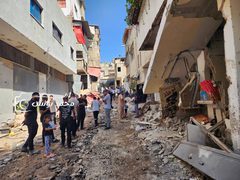 فلسطينيون يتفقدون الدمار الذي خلفه جيش الاحتلال في البنية التحتية في طولكرم