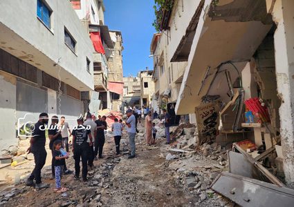 فلسطينيون يتفقدون الدمار الذي خلفه جيش الاحتلال في البنية التحتية في طولكرم