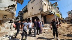 فلسطينيون يتفقدون الدمار الذي خلفه جيش الاحتلال في البنية التحتية في طولكرم