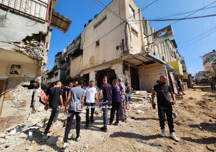 فلسطينيون يتفقدون الدمار الذي خلفه جيش الاحتلال في البنية التحتية في طولكرم