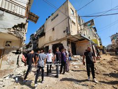 فلسطينيون يتفقدون الدمار الذي خلفه جيش الاحتلال في البنية التحتية في طولكرم