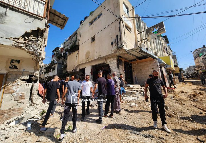 فلسطينيون يتفقدون الدمار الذي خلفه جيش الاحتلال في البنية التحتية في طولكرم