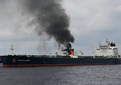 رصد حريق في البحر الأحمر قبالة ميناء الصليف باليمن