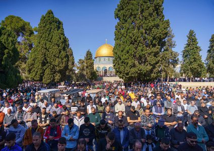 50 ألف مصل يؤدون صلاة الجمعة في المسجد الأقصى