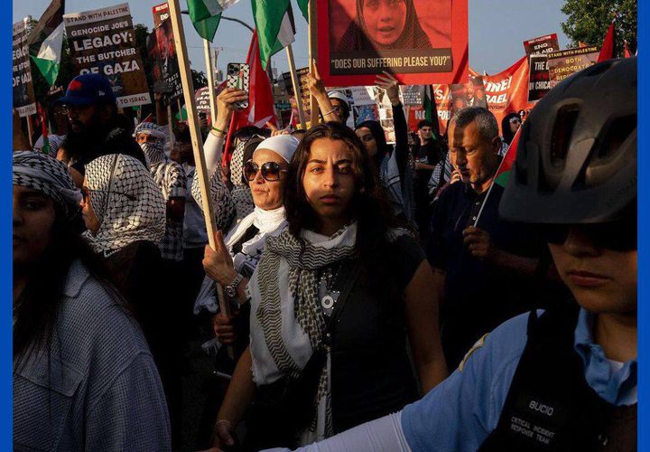 أنصار فلسطين يتظاهرون خلال مؤتمر الحزب الديمقراطي الأمريكي