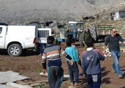 مستعمرون يقتحمون تجمعا بدويا في أريحا