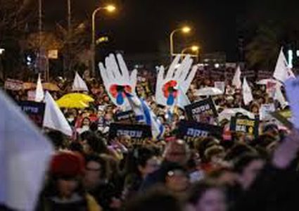 عائلات الأسرى بغزة لبايدن: نتنياهو يخدعكم ويفعل عكس ما يقول ويجب ألا تثقوا به