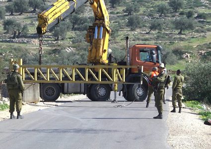 الاحتلال ينصب بوابة حديدية ثانية عند مدخل طولكرم