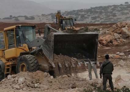 الاحتلال يشرع بتجريف أرض شرق قلقيلية