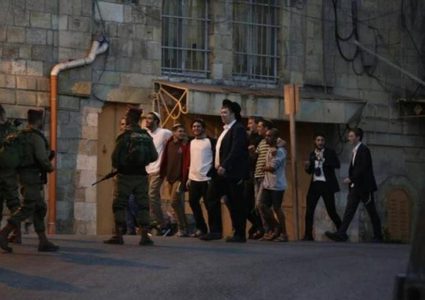 مستوطنون يتجمعون بالقرب من تقوع ببيت لحم ويهاجمون مركبات المواطنين