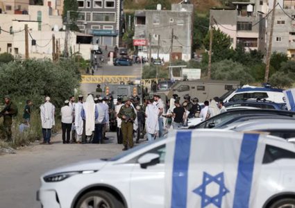 مستوطنون بحماية قوات الاحتلال يقتحمون دير قديس غرب رام الله