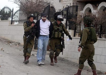 الاحتلال يعتقل مقدسيين بعد الاعتداء على أحدهما واستخدامه كدرع بشري