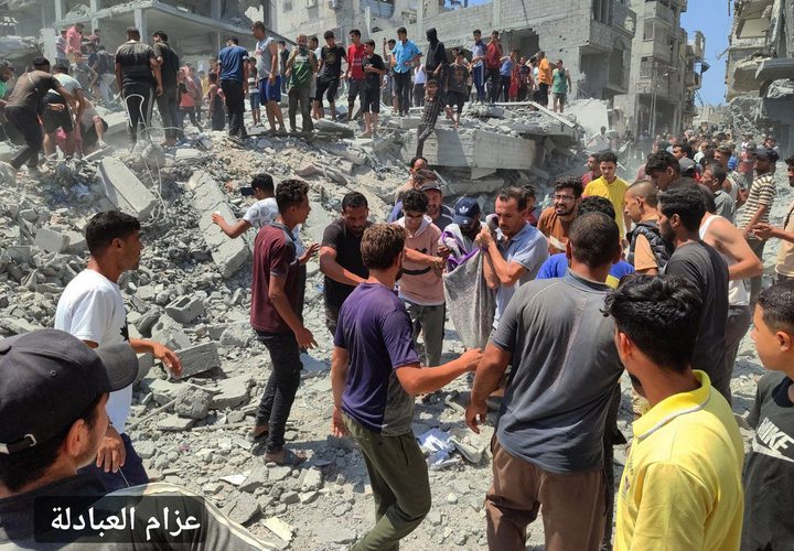 آثار الدمار الهائل بعد قصف الاحتلال لمنزل عائلة زعرب وسط خانيونس