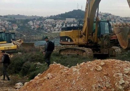 الاحتلال يشق طرقا استيطانية في أراضي وادي فوكين غرب بيت لحم