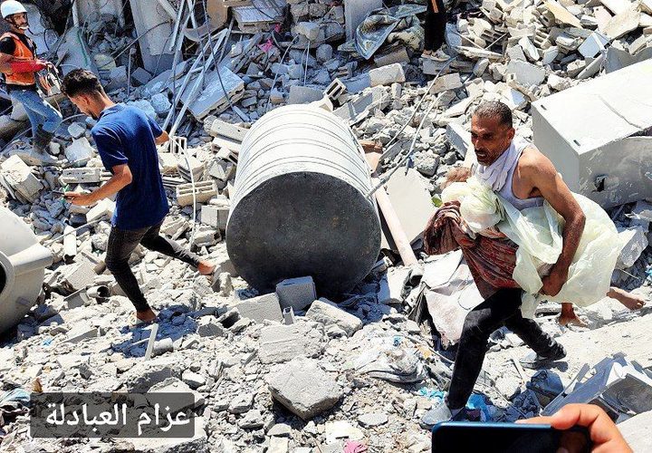 آثار الدمار الهائل بعد قصف الاحتلال لمنزل عائلة زعرب وسط خانيونس