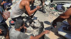 آثار الدمار الهائل بعد قصف الاحتلال لمنزل عائلة زعرب وسط خانيونس