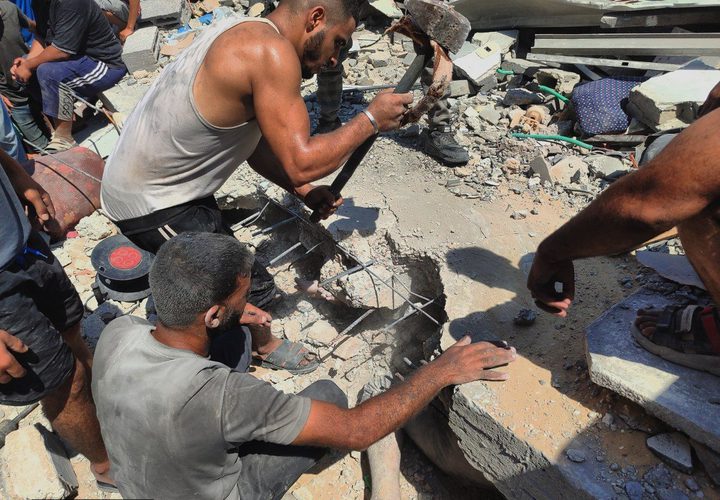 آثار الدمار الهائل بعد قصف الاحتلال لمنزل عائلة زعرب وسط خانيونس