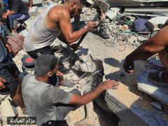 آثار الدمار الهائل بعد قصف الاحتلال لمنزل عائلة زعرب وسط خانيونس